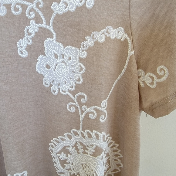 NWT HoneyMe mocha and white vneck size M - Picture 5 of 6